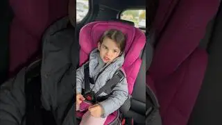 Emilia, Kr&uuml;mel nicht Papas Auto voll! 😂🤷&zwj;♀️