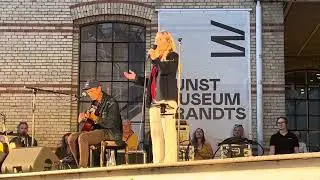 Alberte Winding ￼lyse nætter.
