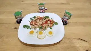 Mi Bunny готовят куриное филе с перепелиными яйцами.