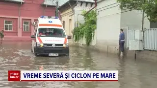 Ciclonul din Marea Neagră aduce inundații în România. În Galați, oamenii au ieșit cu barca pe străzi