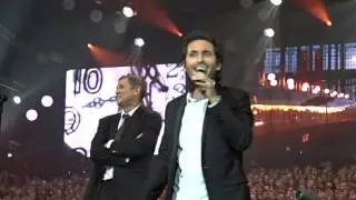 l'horloge tourne avec 2000 choristes et Mickaël Miro