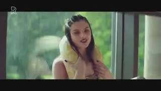 Snowwhite de python schittert in clips Ronnie Flex en Famke Louise