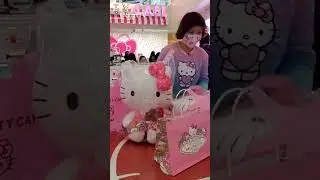 Huge new plush at the Hello Kitty Cafe Las Vegas #hellokitty