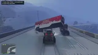 GTA V - EU E MEU AMIGO GGGSKINS NA CAÇA DO CAMINHÃO DO NATAL.