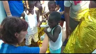Migranti, sulla nave Mare Jonio si distribuiscono giocattoli: la gioia dei bambini