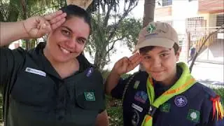 Onde colocar os distintivos escoteiros?
