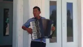Аксы Кукен акардион менен 