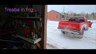 Iarna in Minnesota, treburi pe lângă casa in Siberia Americană, boiler exterior pe lemne.
