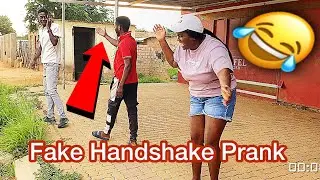 HANDSHAKE 🤝 PRANK IN SOUTH AFRICA 🇿🇦 IN THE HOOD. MUST WATCH 