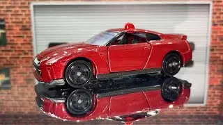 TOMICA Nissan GT-R R35 (2017) ~1/64 Undercover Police Car in red - cool!