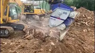 XCENTRIC RIPPER XR22 in FRANCE, in 2019. First one of this model, working with a Komatsu excavator.