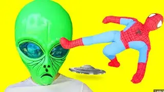HOMBRE ARA&Ntilde;A & beb&eacute; de la ara&ntilde;a vs EXTRATERRESTRE - Superh&eacute;roe divertido en la vida real