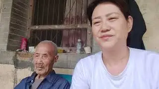 几十年每个节日女儿都陪老人过节吃团圆饭，今年没在家吃饭老人会不会不高兴！#每隔一天回大山老家照顾老人的日常生活