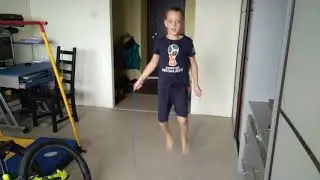 Прыгаю на скакалке.