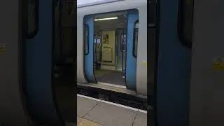 Thameslink Class 700 Doors #train  #railway #uktrainspotting #traindoors #doorsclosing #thameslink