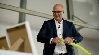 Bj&oslash;rdal - Per Magne is twisting balloons