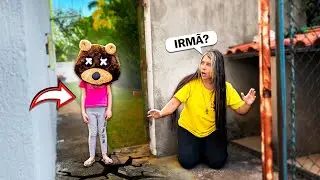 MINHA IRM&Atilde;ZINHA COLOCOU A CABE&Ccedil;A DO URSO GIGANTE PARA ME ASSUSTAR!! 