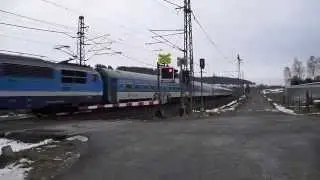 Lokomotywa 151(E499.2) z Ex152 Hukvaldy do Pragi przelatuje przez Mosty u jablokova [ĆD Drahy]