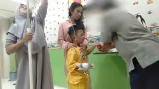 Menjenguk adik kecil di rumah sakit Telogorejo Semarang.