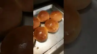 булочка с молоком из пекарни #булочка #пекарня