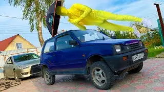 Yellow Man with an Umbrella was blown to Roof Russian Mini Cooper 13+
