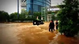 Landrover in Jakarta Flood.MOV