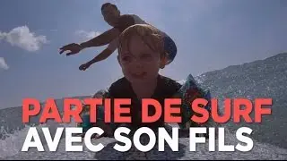 Un p&egrave;re fait du surf avec son fils