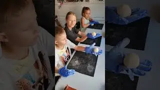 Dne&scaron;n&iacute; t&eacute;ma bylo BEZOBRATL&Iacute;. Vytv&aacute;řeli modely zv&iacute;ř&aacute;tek + domečky a mističky pro plazy.