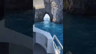Cruzando el Arco del Amor en Capri Italia