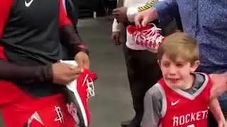 Chris Paul Gives Kid Shoes 👟 Autograph And Picture
