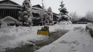 LEGO Technic Buldozer Cat D11T (42131) in snow