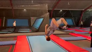 Im Trampolinpark wie ein Kind springen (,weil ich selber noch eins bin)