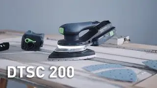 Festool DTSC 200 akumul&aacute;torov&aacute; delta bruska: vložit akumul&aacute;tor, zapnout světlo.