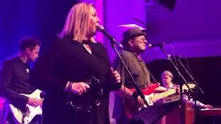 Camilla Ajanki k&ouml;rar p&aring; l&aring;ten Vingar med Mikael Rickfors.