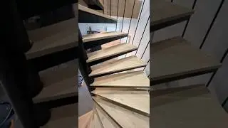 Escalier en colima&ccedil;on en ch&ecirc;ne massif 🪵🍃#menuiserie#escalier#bois#dewalt #atelier