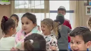 VIDEO 2026 01 18 13 50 40 סרטון הילדים והסבים רוקדים בזוגות את שיר הפרדס