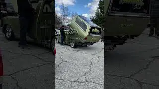 Танцор в кузове мини-грузовика Nissan