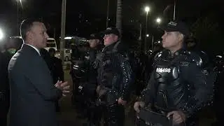Ministro Pedro S&aacute;nchez saluda a polic&iacute;as de UNDMO que protegen a colombianos en protestas