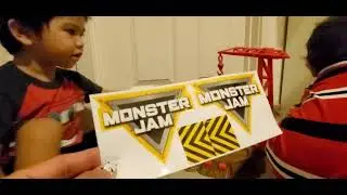 unboxing Monster Jam monster trucks Blastin bones playset