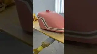 РЕТРО-ДИЗАЙН ПОКРАСКИ бензобака: РАСКЛЕЙКА ЛЕНТЫ #автомобили #автомобиль #каксделать #кастом #видео