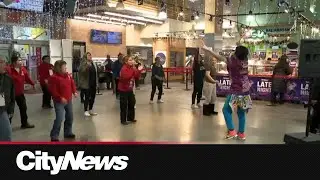 Edmonton Filipino community dances for holidays inside grocery store