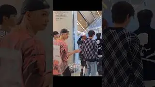 straykids went to the pop up store today🐣🦊🐶 #felix #straykids #ceremony