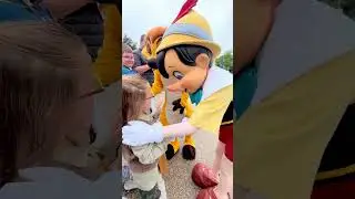 Pinocchio spots little Gepetto 🥸 #disney #dlp #disneyland #disneylandparis #character #shorts #cute