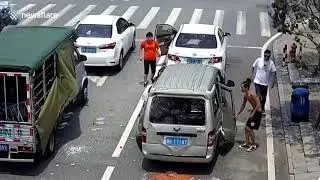Liveleak com   Minibus explodes while waiting at traffic lights in southern China.