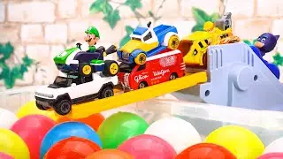 Tomica☆Roll mini cars like Tomica, Mario and Working Cars down a gentle slope! Fall into the water!