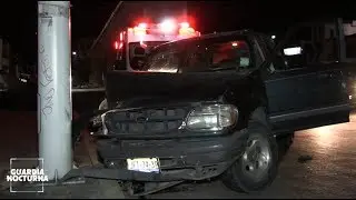 Camioneta de la Fiscal&iacute;a se impacta contra un auto particular #GuardiaNocturna