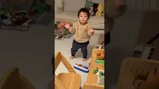 He can&rsquo;t stop clapping when he hears the music 🥰🎶