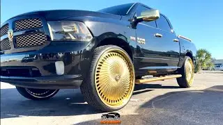 Черный Dodge Ram 1500 Hemi на золотистых 30-дюймовых дисках DUB Diragio Floaters.