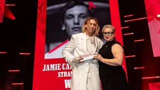 Rolling Stone UK Awards | Джейми Кэмпбелл Бауэр получает телевизионную премию за сериал &laquo;Очень ст...