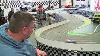 Des mini-bolides dans une course incroyable sur un circuit de 43 m&egrave;tres